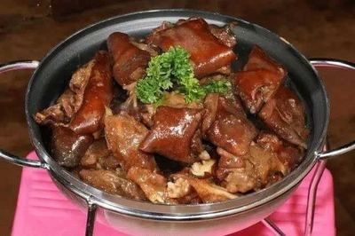 龍魚吃不吃豬肉，龍魚可以吃豬肉嗎，龍魚的飲食比例是多少