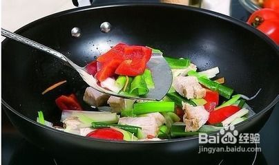 如何區分金龍魚正品，金龍魚真假辨別技巧分享金龍魚瓶底油滴標志作用