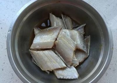 龍魚可以吃鸚鵡魚飼料嗎視頻：龍魚能否食用鸚鵡魚飼料，一場水族飼養的深度考量