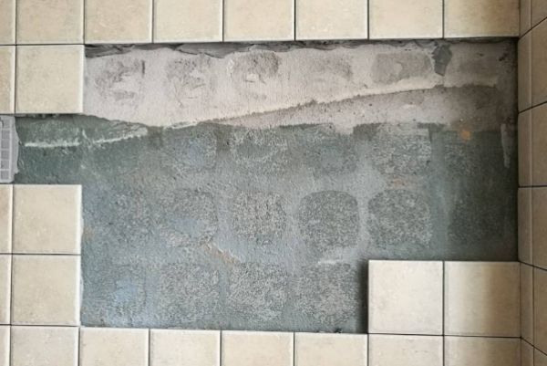 龍魚缸底鋪瓷磚怎么鋪，龍魚缸底部鋪設瓷磚的步驟：龍魚缸底部鋪設瓷磚的步驟