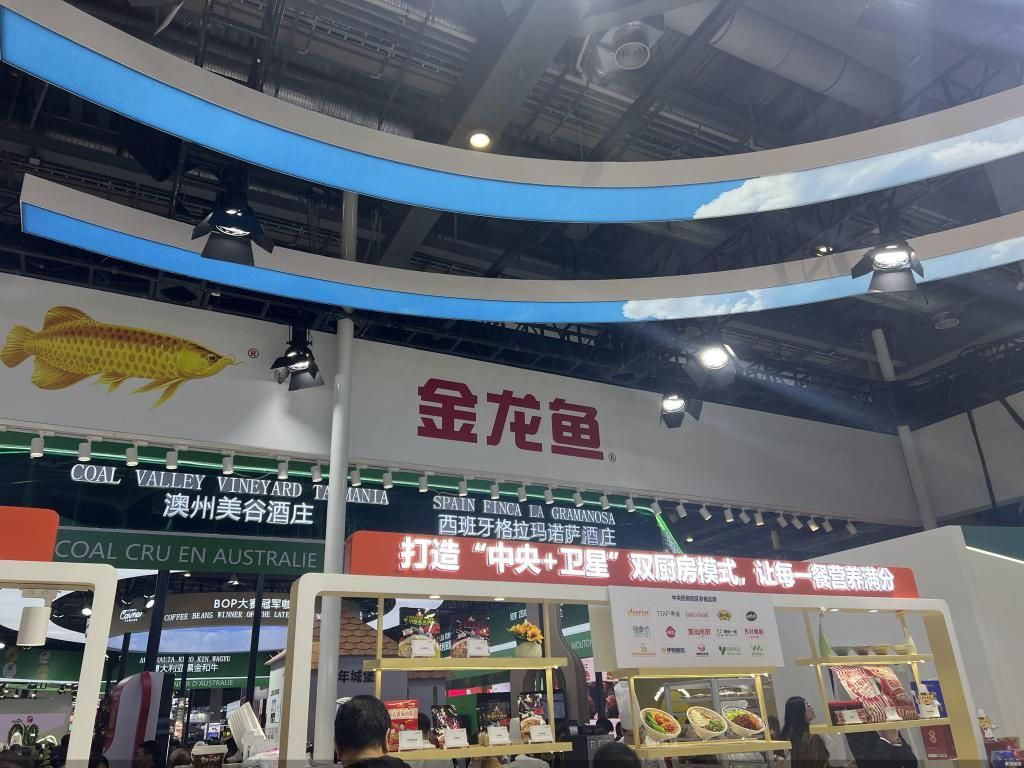 金龍魚總在魚缸底面游怎么治，金龍魚總在魚缸底面游可能由多種因素引起