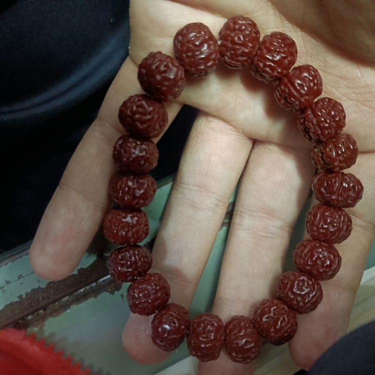 低價出一條小金剛手串，盤了一年多，圈數有點小，適合女生戴。成色上有輕微使用痕跡，珠子直徑8mm及以下，共18顆，材質是金剛子。 感興趣的朋友可以私聊我哦～