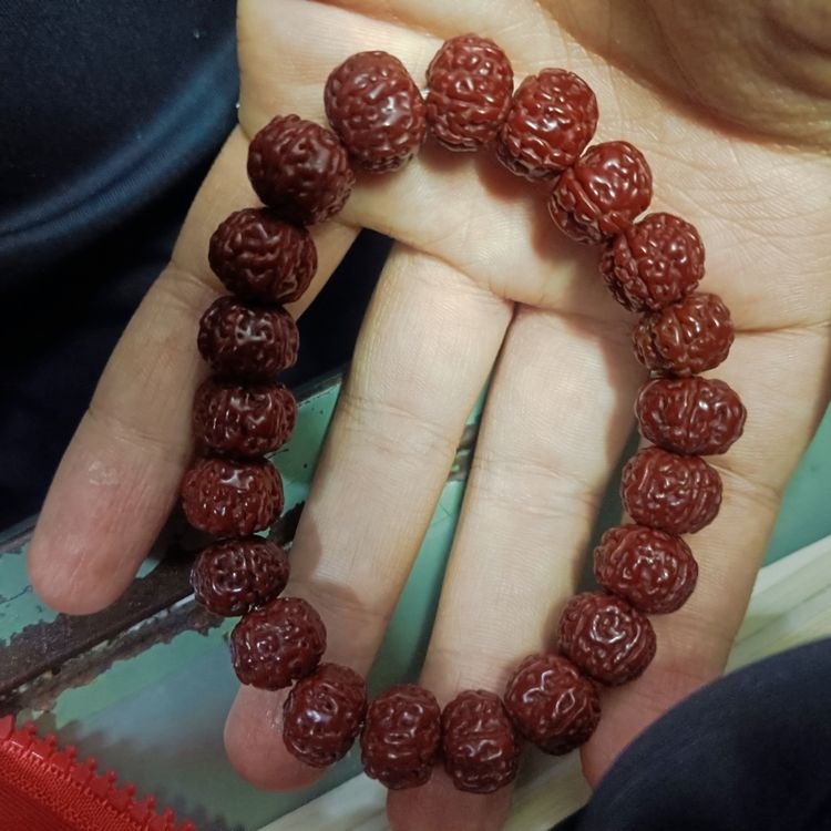 低價出一條小金剛手串，盤了一年多，圈數有點小，適合女生戴。成色上有輕微使用痕跡，珠子直徑8mm及以下，共18顆，材質是金剛子。 感興趣的朋友可以私聊我哦～