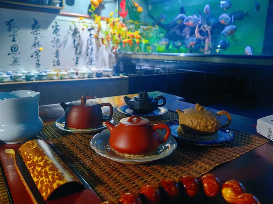 一壺清茶，三個魚缸……