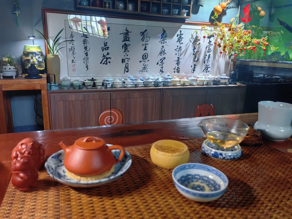 一壺清茶，三個魚缸……