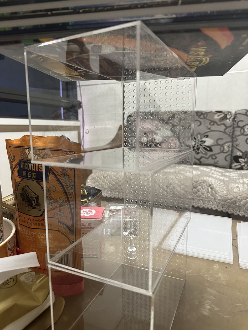 養魚不止，折騰不息。 最近改了二次回流，加個水泵倉吸油膜； 啟用了可麗愛自己的溢流區排便裝置，用一根魚絲杠桿防停電主缸被排空； 改了出水口位置，放在對面背面直下，加大魚缸靜水區； 氣泵改到出水口附近，推油膜到溢流區； 重頭戲是把第一格濾材的網袋丟了，網上下單亞克力板組裝6個過濾盒，希望過濾效果從此爆棚，網袋真不好，有死水區，裸放濾材又心疼玻璃； 老婆估計又吃醋了。