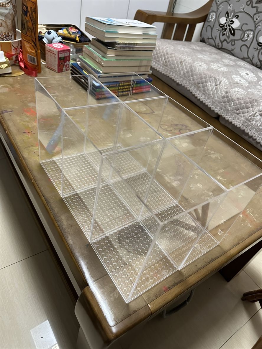 養魚不止，折騰不息。 最近改了二次回流，加個水泵倉吸油膜； 啟用了可麗愛自己的溢流區排便裝置，用一根魚絲杠桿防停電主缸被排空； 改了出水口位置，放在對面背面直下，加大魚缸靜水區； 氣泵改到出水口附近，推油膜到溢流區； 重頭戲是把第一格濾材的網袋丟了，網上下單亞克力板組裝6個過濾盒，希望過濾效果從此爆棚，網袋真不好，有死水區，裸放濾材又心疼玻璃； 老婆估計又吃醋了。