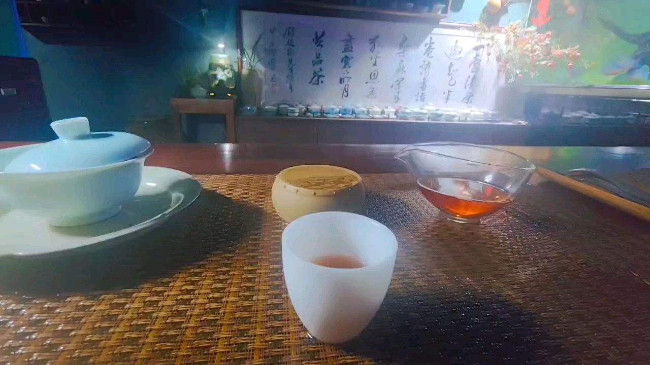 我獨處的小黑屋，這里有我的愛好，有我的詩和遠方，有我的未來和希望…… 遠離復雜遠離爛人爛事！！！ 陋室不陋，半窗聽魚話半生！！！ ?只是沒魚了，余生教書育人，聽聽水聲也是心情愉快的！！！