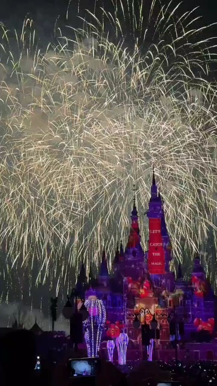 花起，照人間，祈愿從此歲歲平安，煙火盛景映