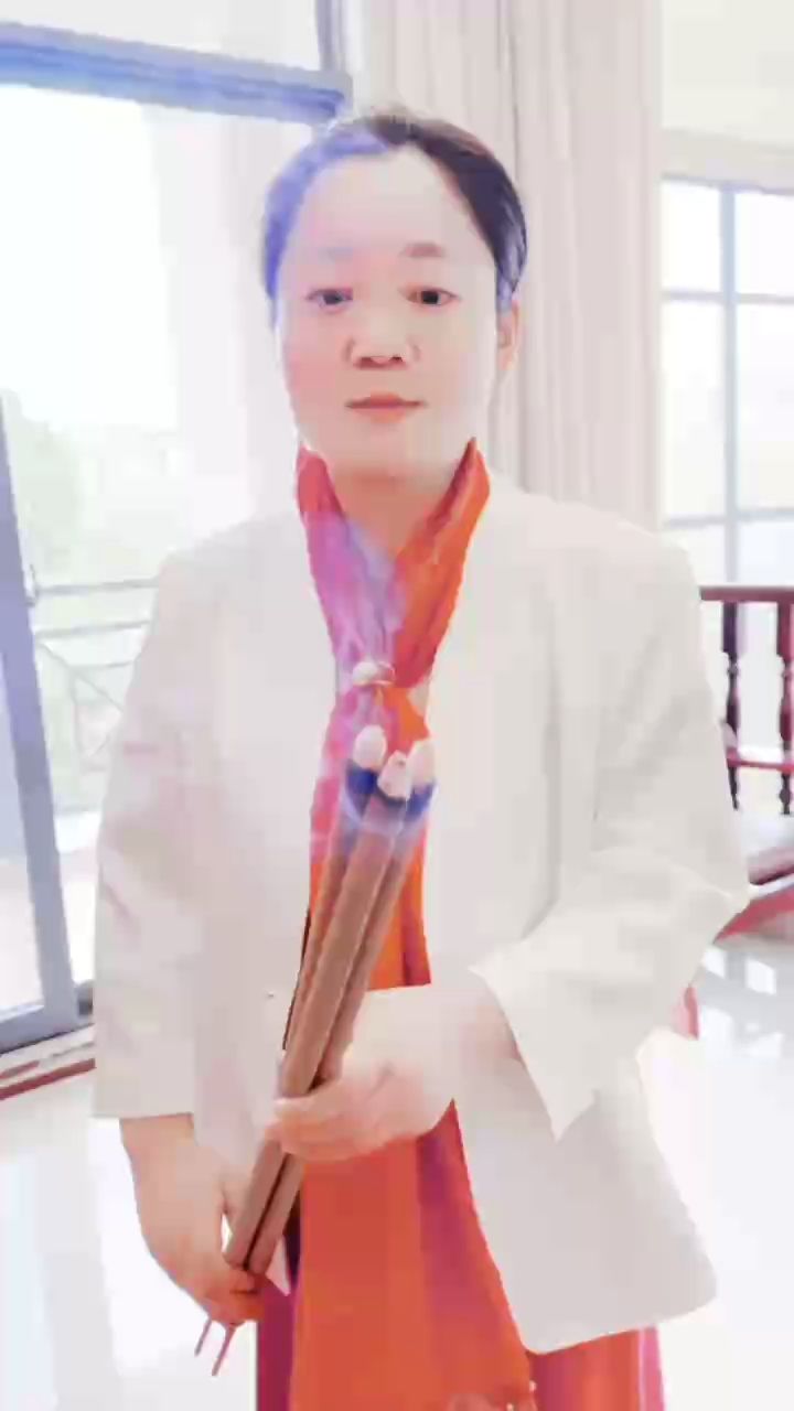 道香是正陽之妙物，路路香火有神通； 點香如何識高人？ 從玄學角度看：高能量的人身上自帶特殊“磁場”，把香的煙穩穩的吸附過來！ 從科學角度看：高能量的人陽氣足、腎氣足，體溫也就略高于其他人，身邊的空氣自然也被帶熱一些，熱空氣上升，溫度低點的空氣就會往陽氣足的人這邊流動，從而帶動香的煙氣往陽氣足的人身上靠攏！ 所以能量高的人，點根香就知道了！ 那么經常主動靠近能量高的人、內核強大的人，自己也會被熏陶出芳香的靈魂！ #道醫