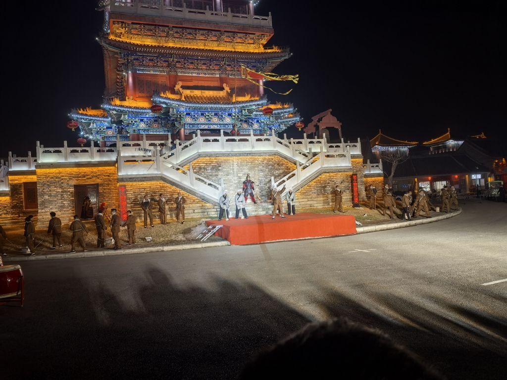 熱鬧非凡，[具體場景]中的喧囂