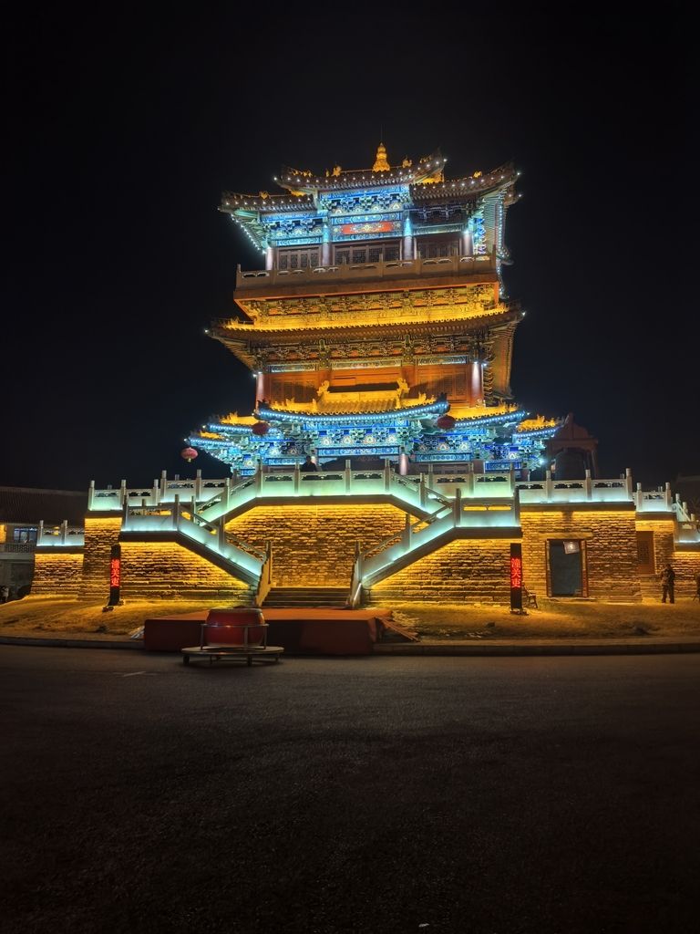 熱鬧非凡，[具體場景]中的喧囂