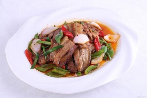 金龍魚日常飲食搭配建議：金龍魚的飲食搭配和注意事項，金龍魚喂食后水質管理