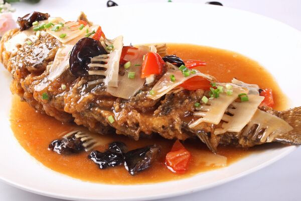 龍魚可以喂魚干嗎：龍魚喂食魚干，泡與不泡的探究