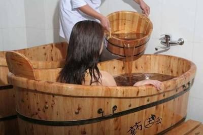 龍魚喂多少顆粒飼料好呢：龍魚喂食顆粒飼料的量，科學(xué)掌控，育健康靈韻