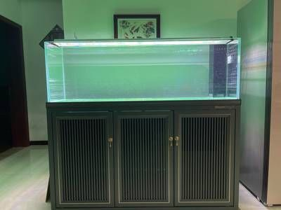 1米長(zhǎng)70高40寬魚(yú)缸用多少水：1米長(zhǎng)70高40寬的魚(yú)缸需要用多少升水