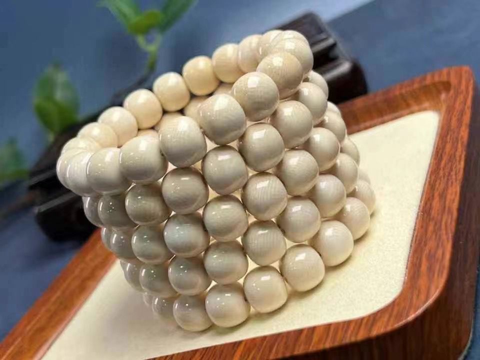猛犸象牙/橫紋老型手串 爆滿蓮花紋，高質(zhì)感料質(zhì)冰透潤澤，品質(zhì)上乘[強]盤玩手感好，收藏價值極高。 規(guī)格：11*12/18顆，克重約：29克