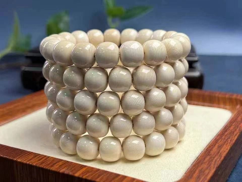 猛犸象牙/橫紋老型手串 爆滿蓮花紋，高質(zhì)感料質(zhì)冰透潤澤，品質(zhì)上乘[強]盤玩手感好，收藏價值極高。 規(guī)格：11*12/18顆，克重約：29克