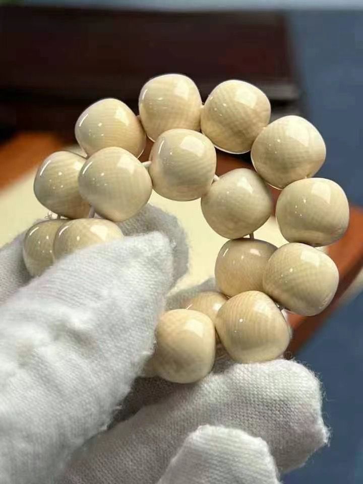 猛犸象牙/橫紋老型手串 爆滿蓮花紋，高質(zhì)感料質(zhì)冰透潤澤，品質(zhì)上乘[強]盤玩手感好，收藏價值極高。 規(guī)格：11*12/18顆，克重約：29克