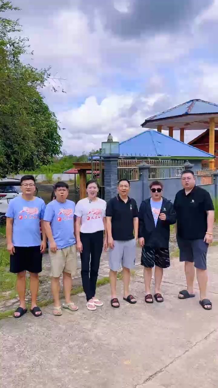 這是萬隆天王在印尼大湖地區(qū)的第一個漁場，占地1萬五千平，共13個池子，魚友們手里的很多小烈焰和限量都產(chǎn)自這里。 #萬隆天王紅龍 #大湖魚 #紅龍魚