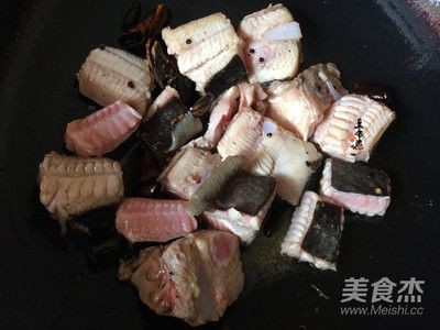黑白魟魚吃什么：黑白魟魚的飲食習性