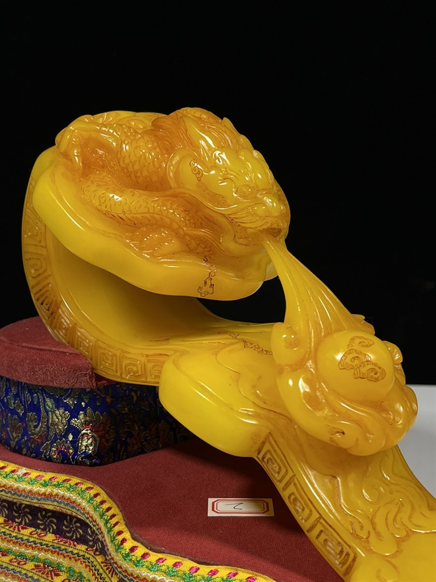 舊藏精品田黃石巜如意單龍吸珠》擺件