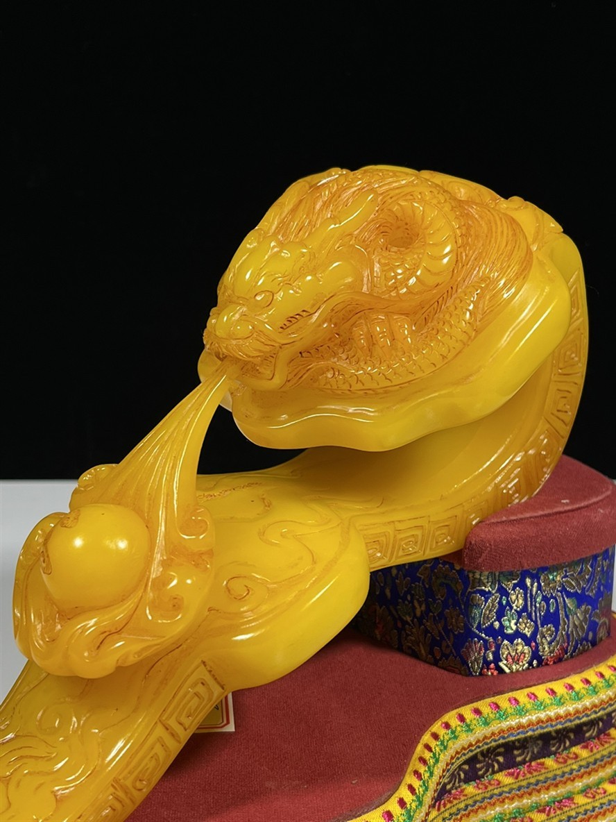 舊藏精品田黃石巜如意單龍吸珠》擺件