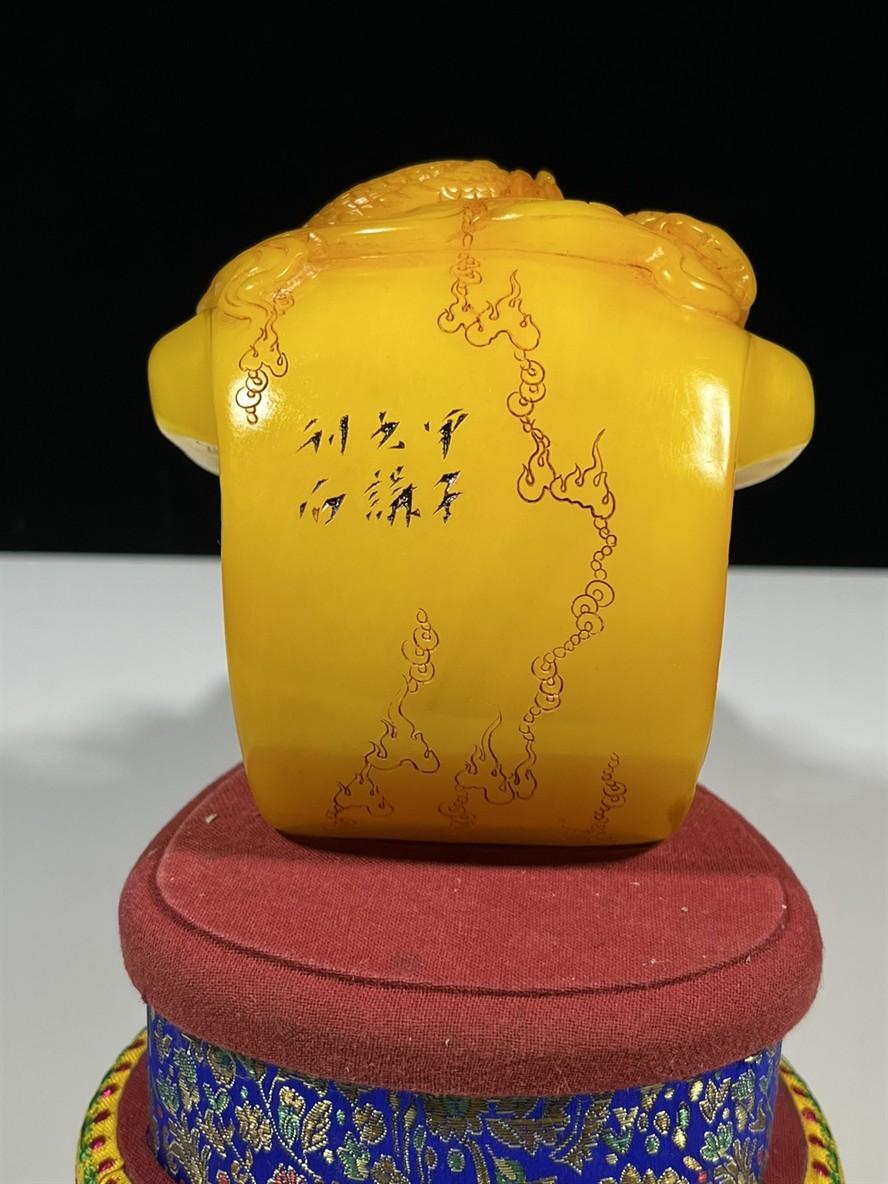 舊藏精品田黃石巜如意單龍吸珠》擺件