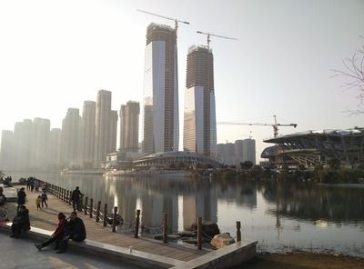紅龍魚呼吸有點張嘴正常嗎：紅龍魚在呼吸時偶爾張嘴可能是正常的生理現象但也可能是健康問題