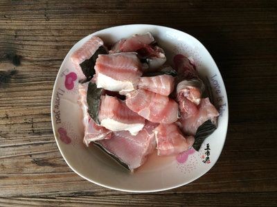 魟魚能不能下鹽水：魟魚可以下鹽水，但需要注意逐步適應和控制鹽的使用量