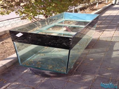 4米超大魚缸制作：制作一個(gè)4米長(zhǎng)的超大魚缸是一個(gè)需要精心策劃和精細(xì)工作的項(xiàng)目