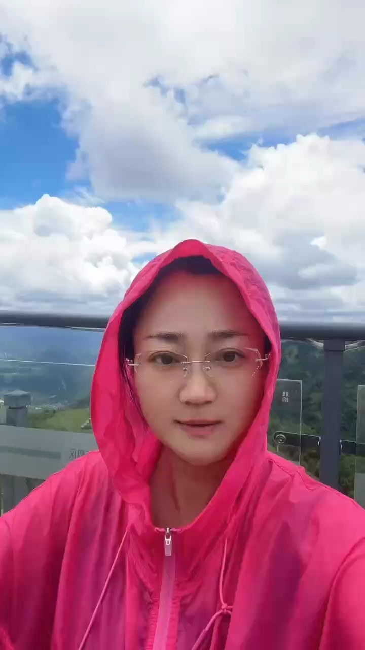 像不像彩云之藍的姑娘 #身體和靈魂總有一個在路上 #藍天白云定會如期而至