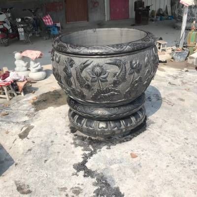 大水缸做魚缸：大水缸可以改造成魚缸，這是一種經濟實惠且有趣的方式