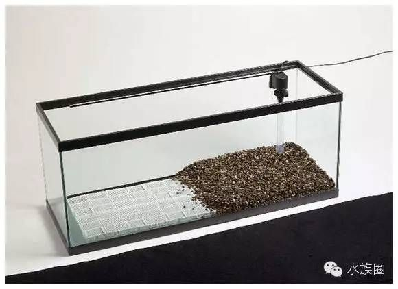 大型魚缸底濾濾材擺放：大型魚缸底濾濾材的擺放應綜合考慮濾材的選擇、擺放和使用注意事項