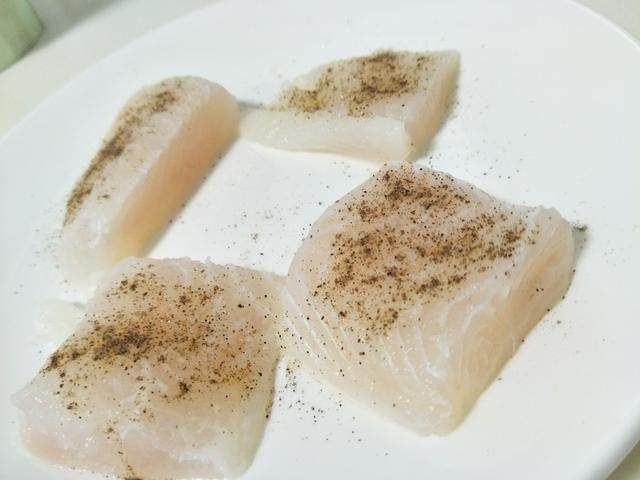 紅龍魚前寬后窄怎么減肥：紅龍魚前寬后窄的喂養方法