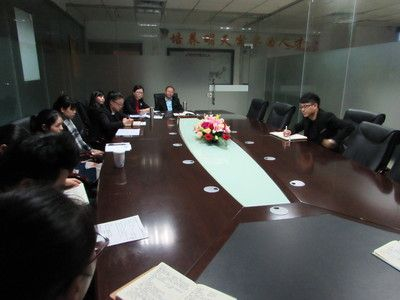 玻璃魚缸式討論：玻璃魚缸式討論是一種獨特的討論會議類型