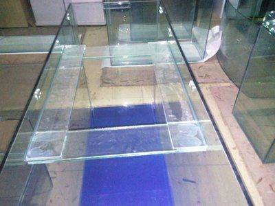 玻璃魚缸底部裂開什么原因引起的：玻璃魚缸底部裂開的原因及修復(fù)方法