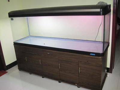 成品魚缸價格多少錢一套：1米2的成品缸大約在2000元以內(nèi)，還有一些更便宜的選擇