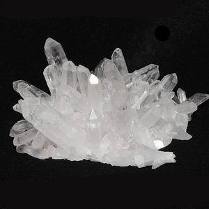 白水晶放魚缸里：白水晶放在魚缸中具有擋煞、驅邪、旺財、祈福等作用