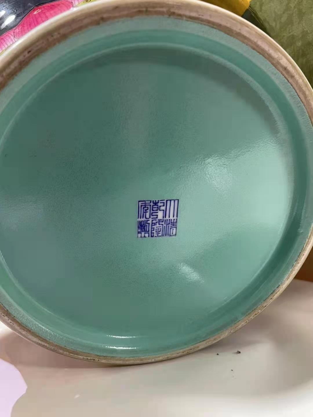 霽蘭描金繪纏枝花卉紋燕子罐