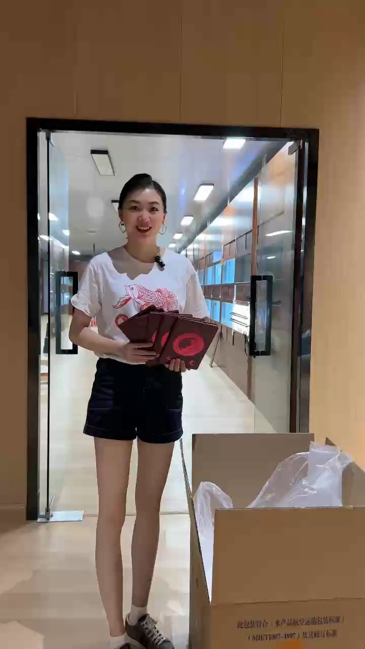 魚(yú)友在線四天,昨晚讓瓶子幫忙選了六條，自己都沒(méi)看。對(duì)于這種信任要倍加珍惜，反反復(fù)復(fù)看來(lái)看去挑了半個(gè)鐘才幫老板選定????今天給老板貨車(chē)發(fā)走??祝?入缸大吉！wltw999999