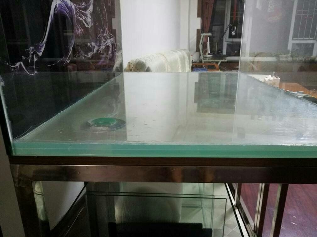 1.8米的魚缸用多厚的玻璃膠合適：1.8米的魚缸用多厚的玻璃膠合適使用結構膠作為粘合劑