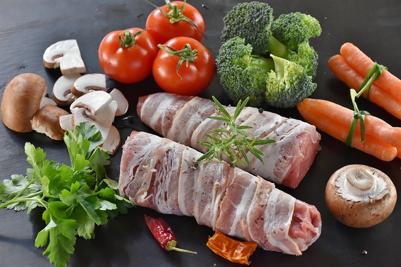 銀龍魚吃瘦肉嗎(銀龍魚吃肉是吃肉的還是吃素的)