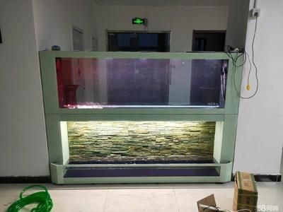 超市魚缸用什么消毒：超市魚缸消毒可以選擇以下幾種方法直接使用熱水加食醋來清洗魚缸