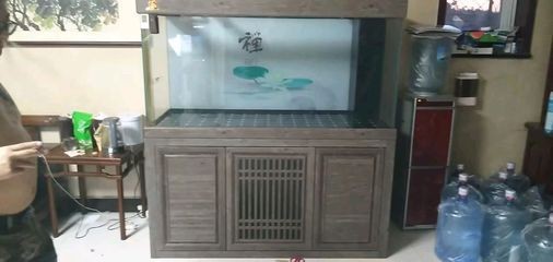 大型魚(yú)缸怎么搬運(yùn)上樓視頻教學(xué)：如何安全地搬運(yùn)大型魚(yú)缸上樓