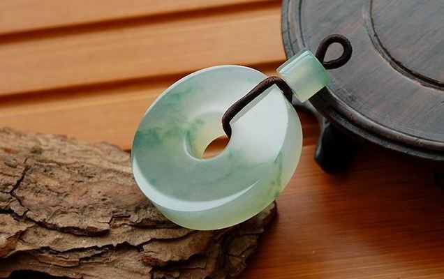把翡翠放在魚缸里好嗎：把翡翠放在魚缸里好不好？
