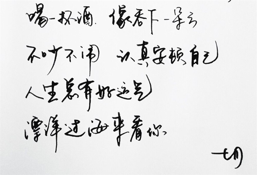 對魚缸里的魚的描寫句子有哪些：關于魚缸的描寫句子