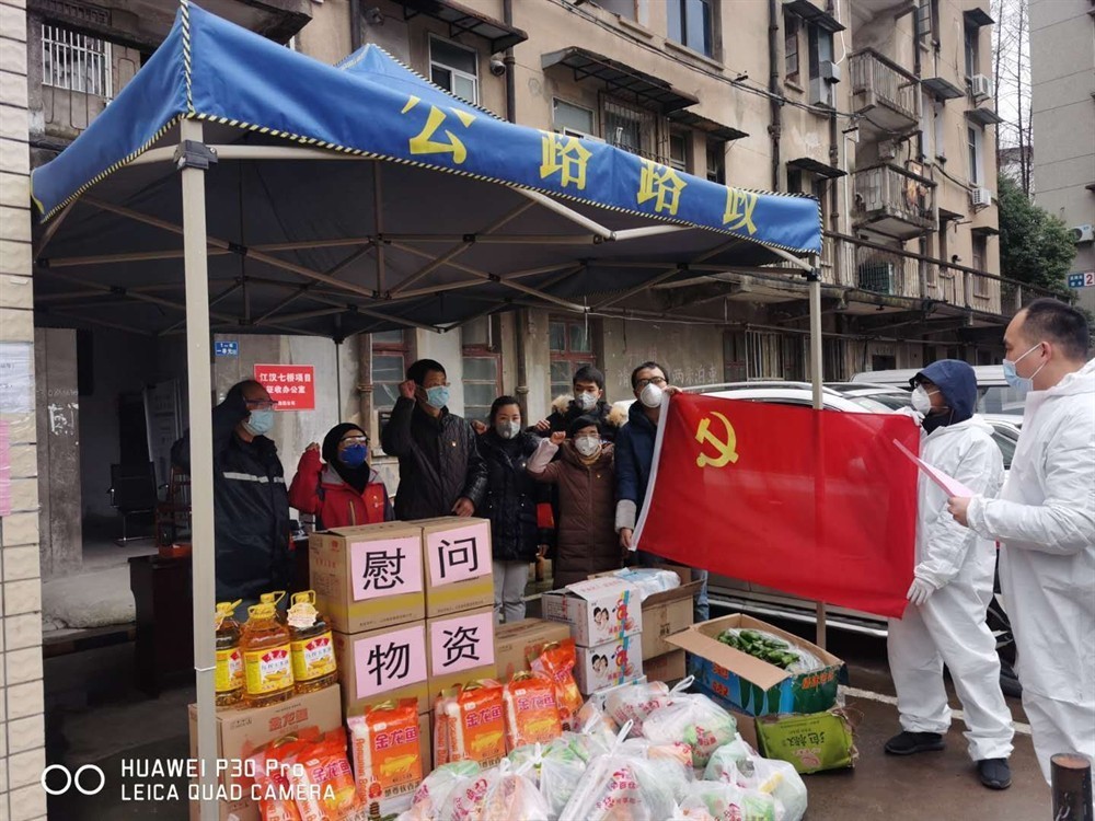 紅龍魚爬缸不愛吃食怎么辦呢（紅龍魚爬缸不愛吃食怎么辦呢視頻）