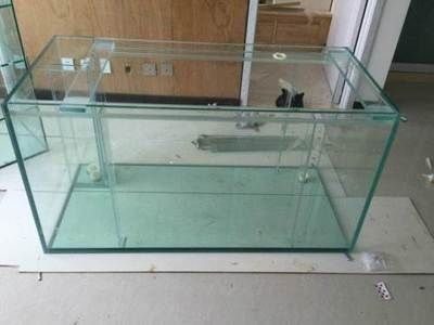 超白玻璃魚缸出現(xiàn)劃痕：如何處理超白玻璃魚缸劃痕