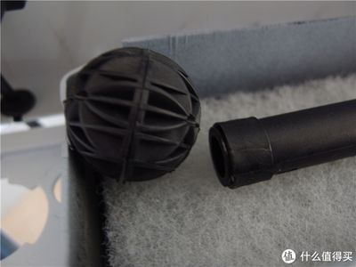 不能送魚(yú)缸什么意思呢：風(fēng)水魚(yú)缸送人的注意事項(xiàng)破損的魚(yú)缸不宜送人，否則會(huì)影響財(cái)運(yùn)，禁忌，送魚(yú)缸時(shí)需注意的事項(xiàng)，破損魚(yú)缸不宜贈(zèng)